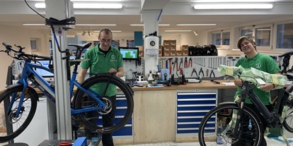 Fahrradwerkstatt Suche - repariert Versenderbikes - Unser Ausbilder Martin und Azubi Kilian bei der Arbeit.
 - stromverkehr