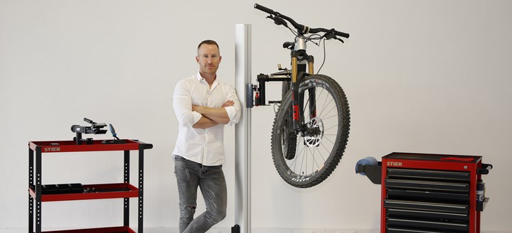 Der elektrische Montageständer für Fahrräder und E-Bikes - Reparadius