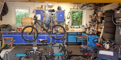 Fahrradwerkstatt Suche - Eigene Reparatur vor dem Laden - Oberbayern - Werkstattbild - Radsport Schwarz