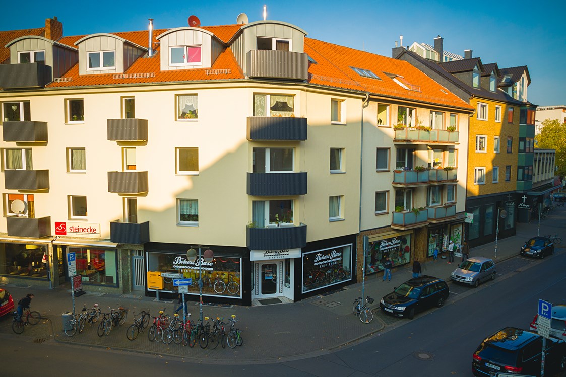 Fahrradwerkstatt: Haus mit Bikers Base Ladengeschäft - Bikers Base GmbH