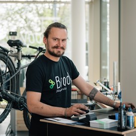 Fahrradwerkstatt: Mechaniker und Werkstattleiter Jonas kümmert sich um dein Anliegen! - Brody Bikeservice - Fahrradwerkstatt am JobRad Campus