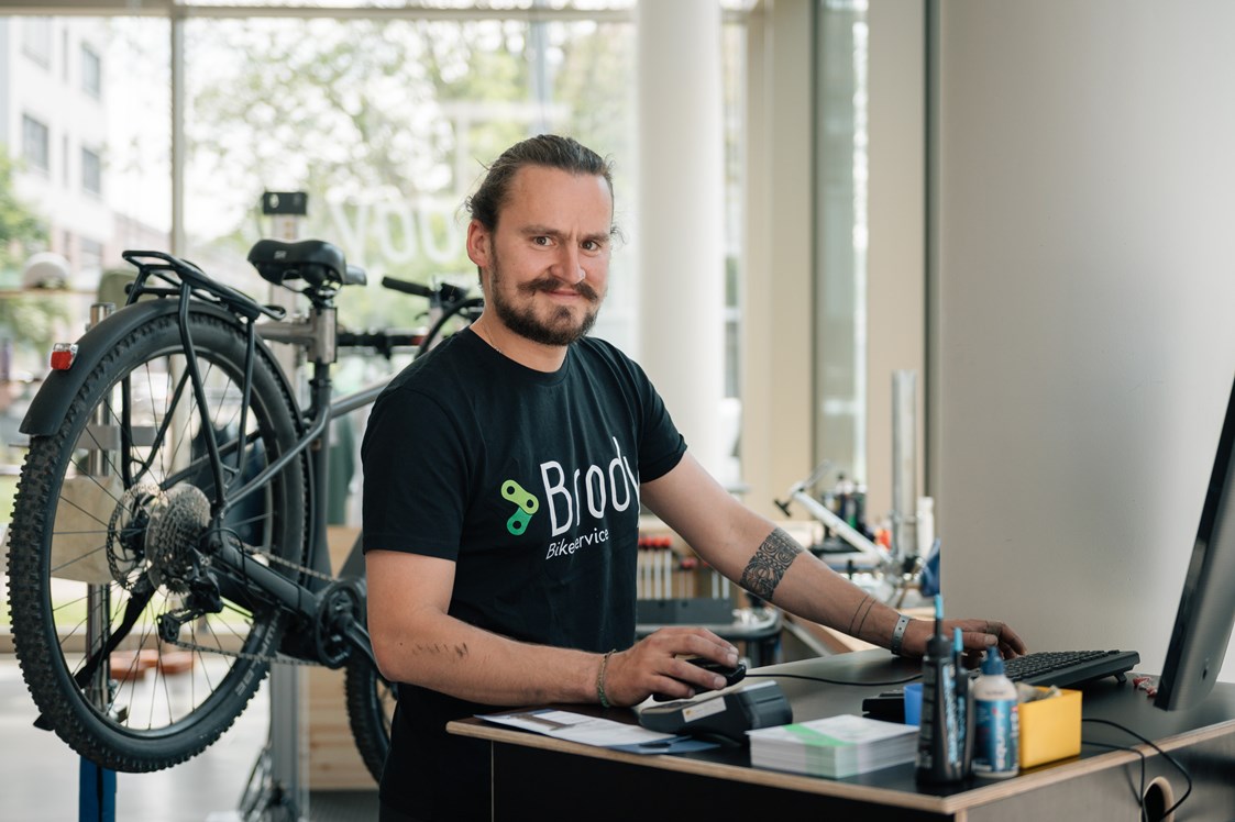 Fahrradwerkstatt: Mechaniker und Werkstattleiter Jonas kümmert sich um dein Anliegen! - Brody Bikeservice - Fahrradwerkstatt am JobRad Campus