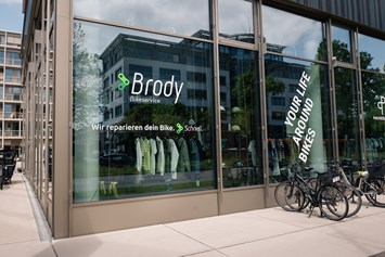 Fahrradwerkstatt: Außenansicht unserer Werkstatt von der Heinrich-von-Stephan-Str. aus
 - Brody Bikeservice - Fahrradwerkstatt am JobRad Campus