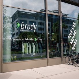 Fahrradwerkstatt: Außenansicht unserer Werkstatt von der Heinrich-von-Stephan-Str. aus
 - Brody Bikeservice - Fahrradwerkstatt am JobRad Campus