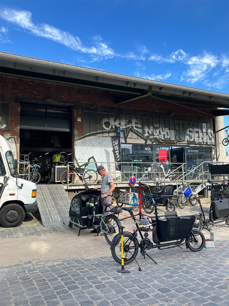 Fahrradwerkstatt Suche - Softwareupdate und Diagnose: Shimano - Vor dem Fahrradgeschäft im Oberhafen - Cycle Solution