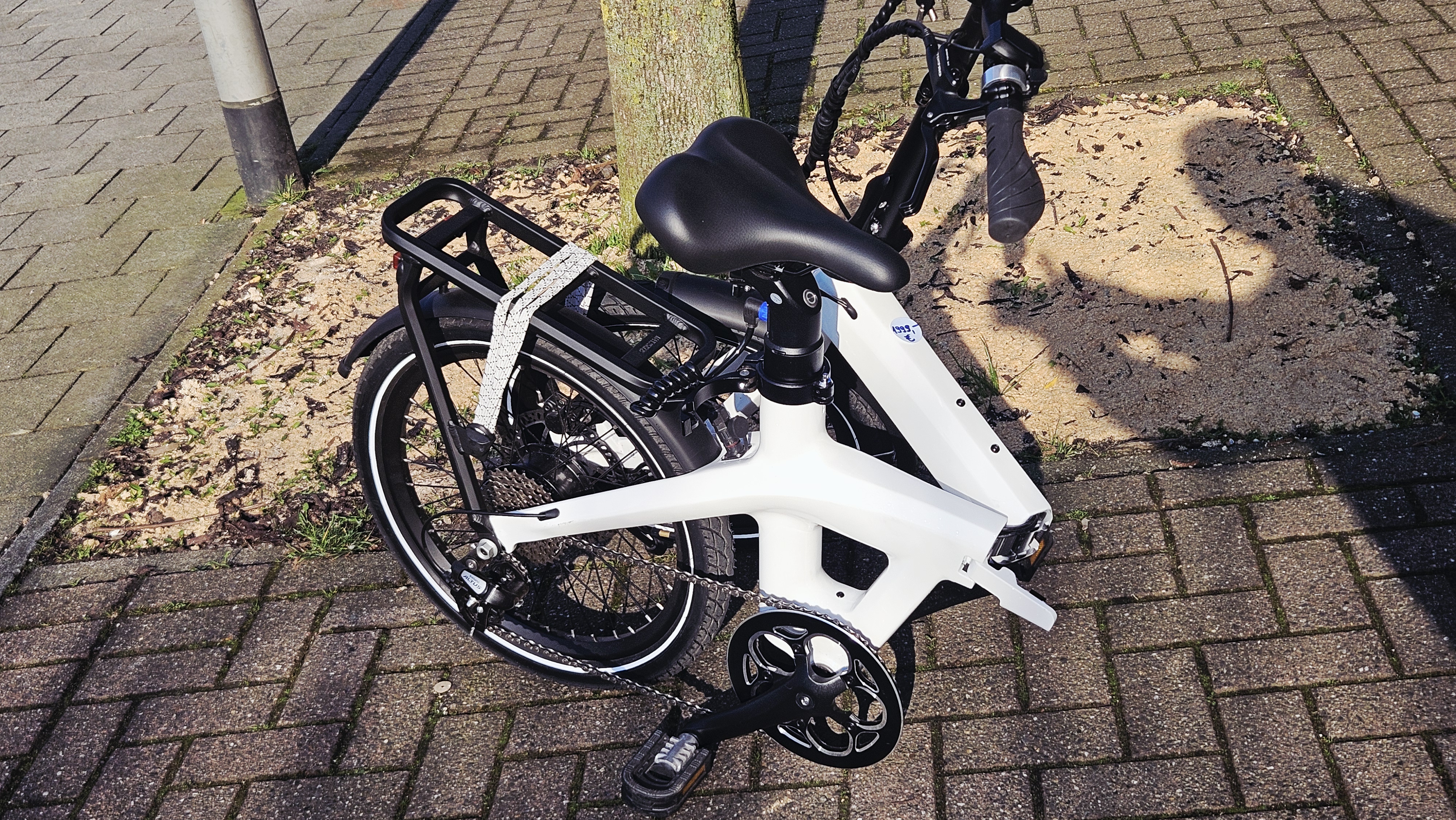 Fahrradwerkstatt: Elekfro - Carbon klapprad von "Zweirad The Cross" 
15 KG.
Schimano Schaltung 8 gang. 
Schmano Hydraulische disk Bremsen.
Come & See - Zweirad-Fachgeschäft The Cross