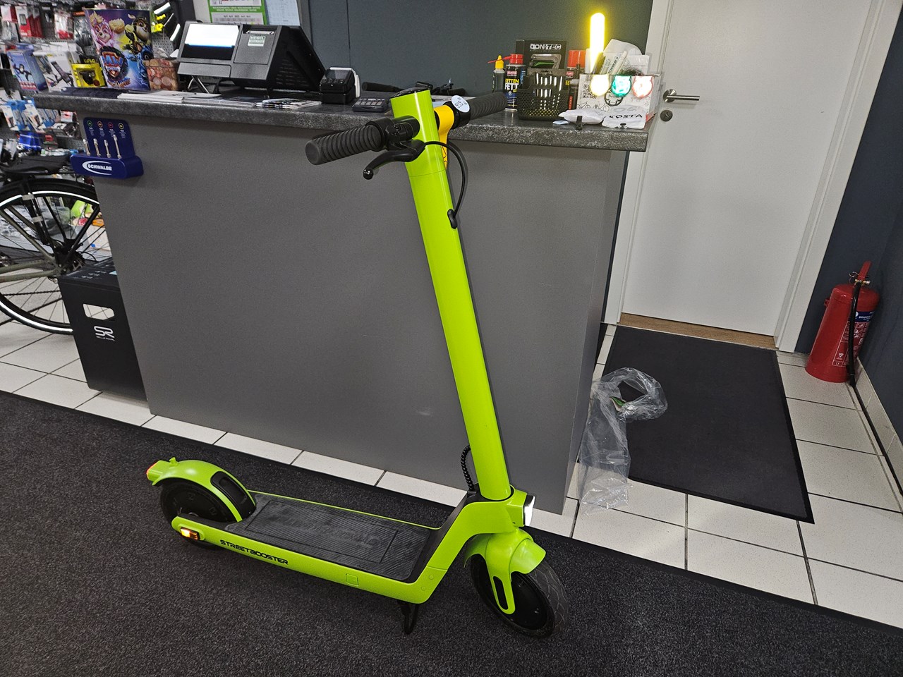 Zweirad-Fachgeschäft The Cross Neue Fahrräder Elektro Scooter 
