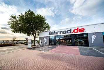 Fahrradwerkstatt: Der Fahrrad.de Store von Außen, Parkplätze auch für Transporter sind reichlich vorhanden - fahrrad.de Dortmund