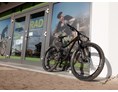 Fahrradwerkstatt: Unser Eingang mit 2021er Testbike. - ergoRAD Vogt