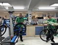 Fahrradwerkstatt: Unser Ausbilder Martin und Azubi Kilian bei der Arbeit.
 - stromverkehr