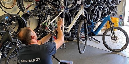 Fahrradwerkstatt Suche - Eigene Reparatur vor dem Laden - Bei der Arbeit.  - Radsport Meinhardt Sohren