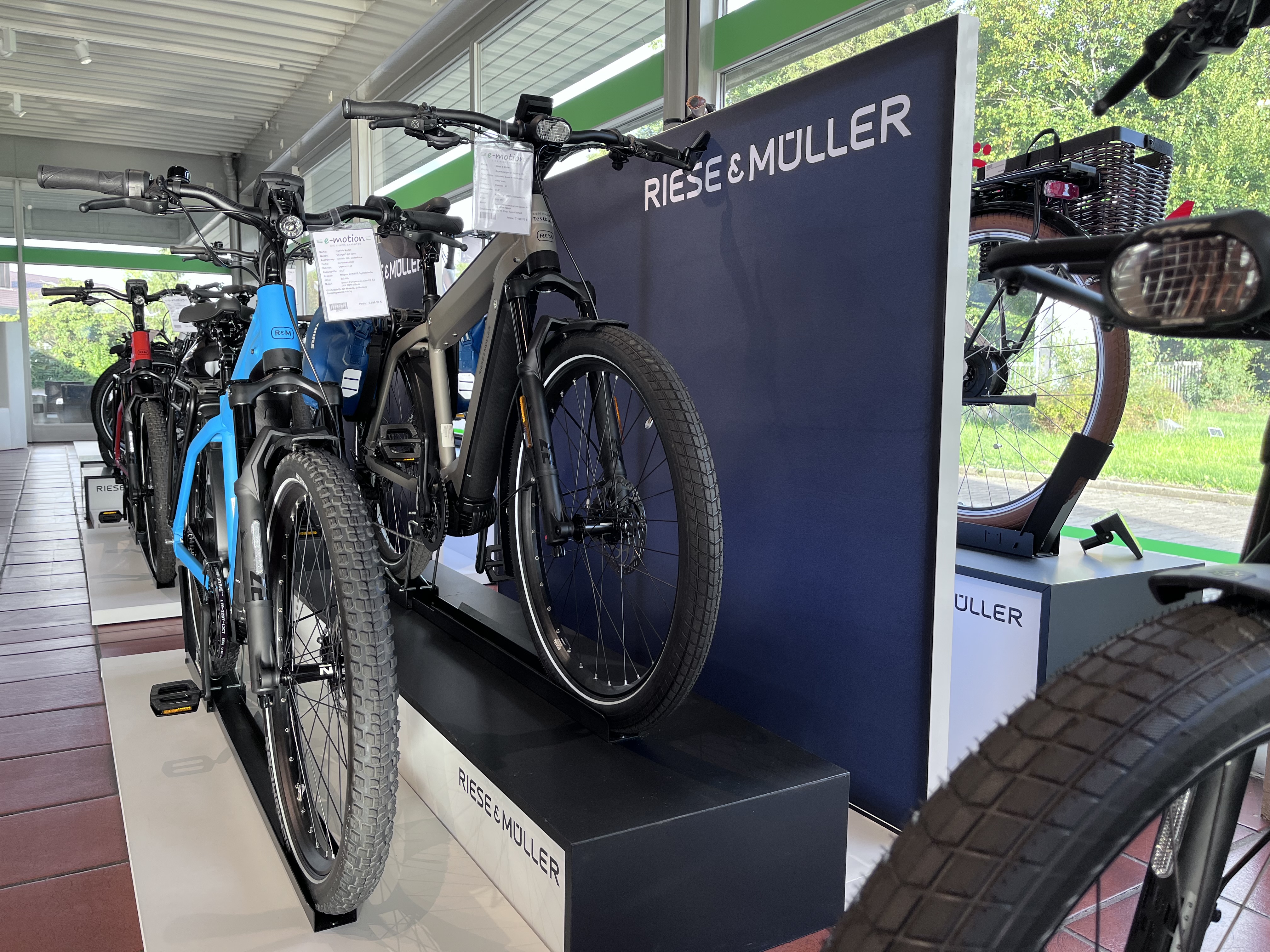 Bicycle workshop search - Softwareupdate und Diagnose: Mahle - Riese & Müller Erlebnis Welt - ständig über 50 Modelle lagernd. Wir haben eine große Auswahl an Charger4, Charger3 und Nevo in verschiedenen Größen und Farben. Ein Besuch lohnt sich  - E-Motion E-Bike Welt Donauwörth